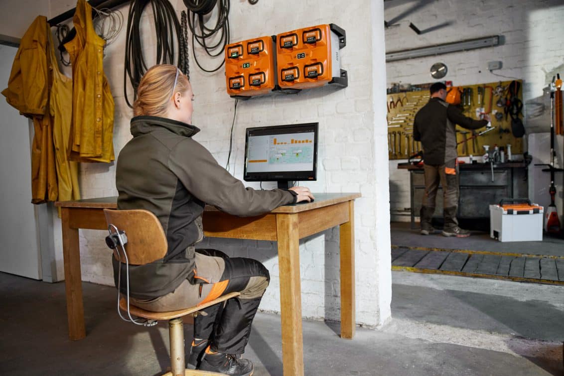 Gli Strumenti a Batteria STIHL: Innovazione e Sostenibilità nel Giardinaggio Professionale 2 L'AL 301-4 permette la ricarica simultanea di quattro batterie