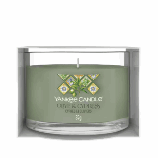 La candela Olive Cypress &egrave; una fragranza sofisticata e avvolgente che porta con s&eacute; l'essenza della natura mediterranea. Le note di testa si aprono...
