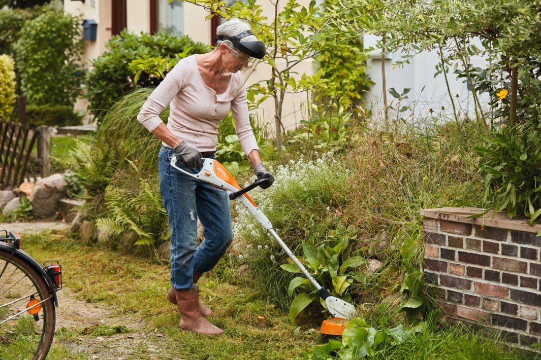 STIHL DECESPUGLIATORE FSA 45 Il trimmer a batteria FSA 45 di STIHL è il perfetto alleato per chi cerca un attrezzo leggero e maneggevole per i lavori di rifinitura e pulizia in...