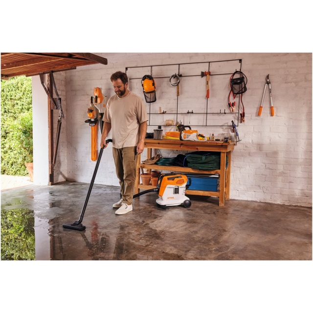 L'aspiratore a batteria SEA 60 L di STIHL Š un dispositivo versatile e potente progettato per soddisfare le esigenze di pulizia sia domestica che...