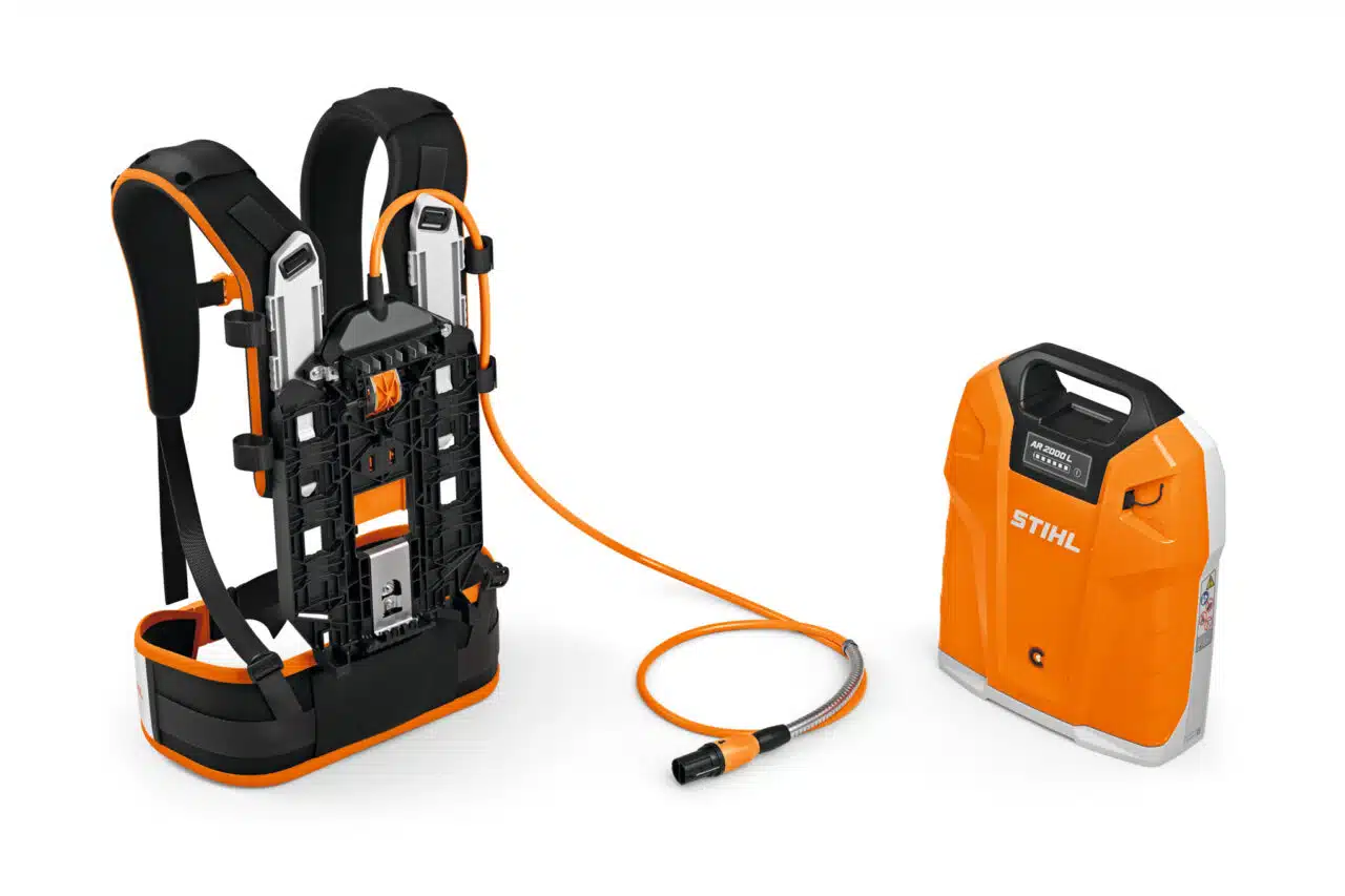 La Batteria spalleggiata AR 2000 L di STIHL rappresenta un'autentica innovazione nel campo delle attrezzature per giardinaggio e manutenzione...