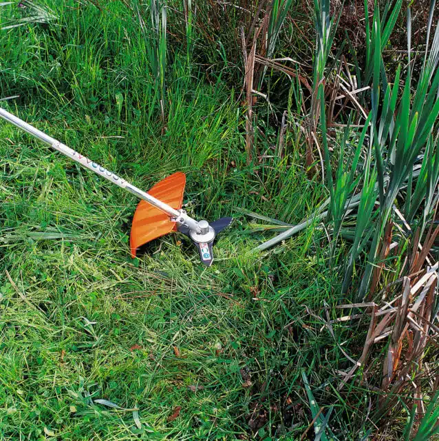 Il Coltello da boscaglia STIHL rappresenta uno strumento essenziale per chi necessita di un attrezzo robusto per il diradamento in aree di...