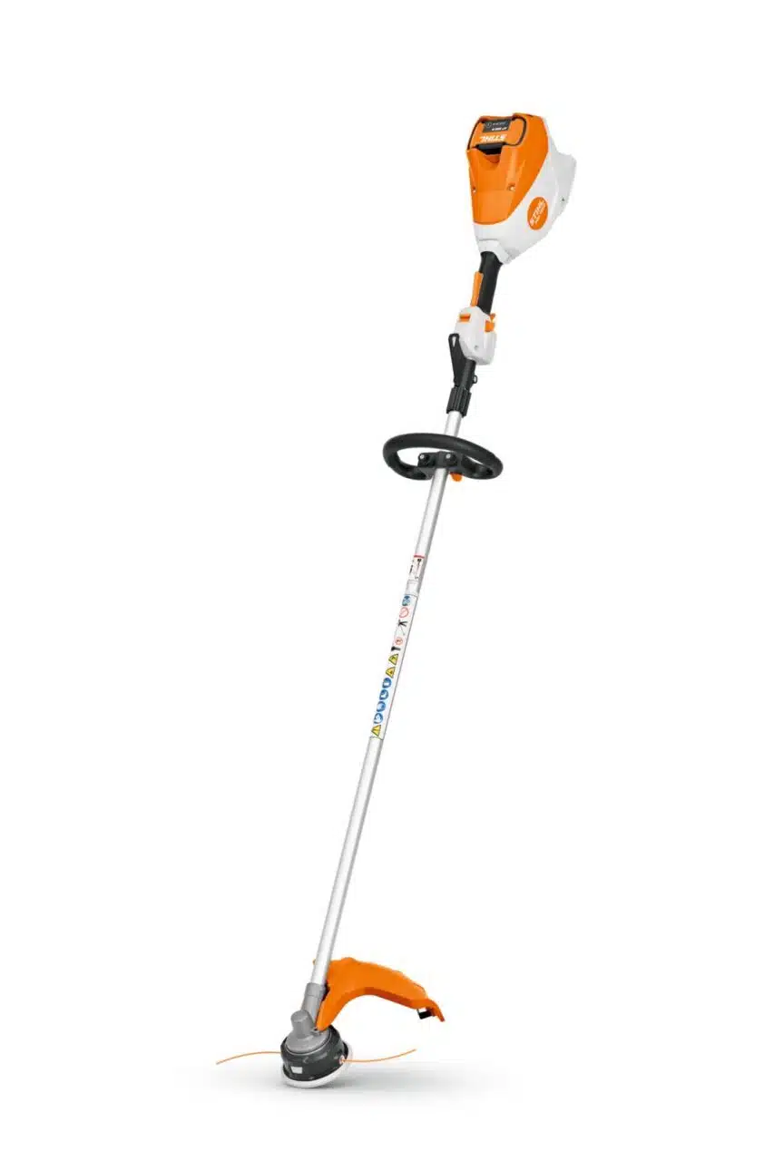 Il decespugliatore a batteria STIHL FSA 120 R è la scelta ideale per chi cerca potenza, efficienza e comfort nella cura del verde, sia per...