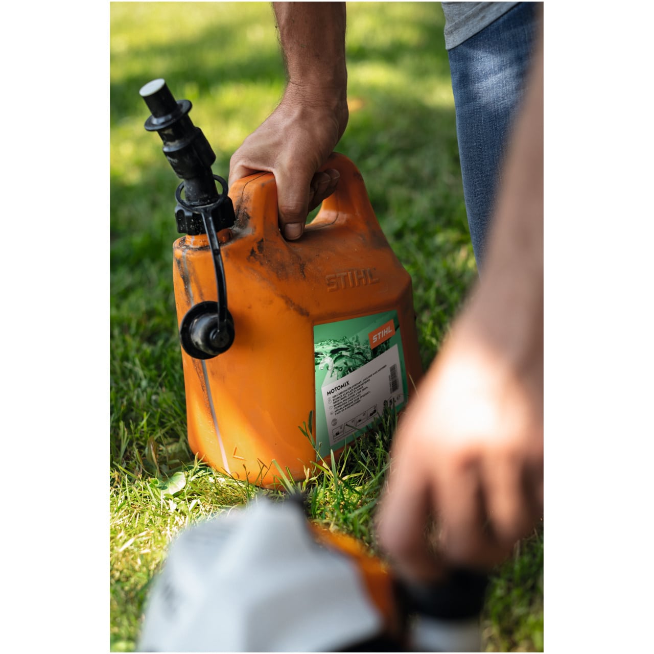 STIHL MotoMix Š una miscela carburante di alta qualit…, progettata specificamente per motori a 2 e 4 tempi alimentati a miscela. Questo prodotto Š...
