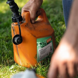STIHL MotoMix è una miscela carburante di alta qualità, progettata specificamente per motori a 2 e 4 tempi alimentati a miscela. Questo prodotto è...