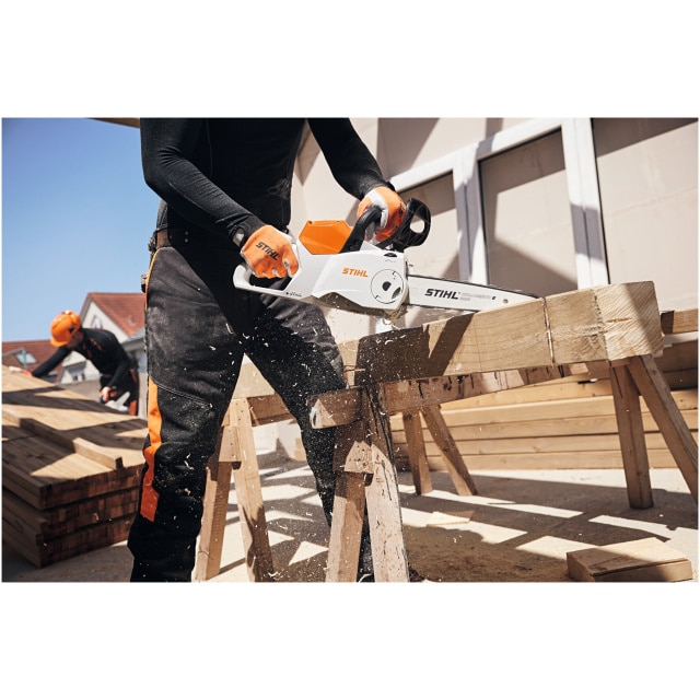 La motosega a batteria MSA 220 C-B di marca STIHL rappresenta un'eccellenza nel settore degli strumenti per il giardinaggio e la lavorazione del...