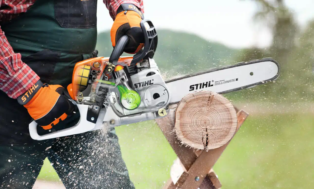 La Motosega MS 231 di STIHL è una motosega robusta e versatile, ideale per il taglio di legna da ardere e lavori di giardinaggio intensi. Questo...