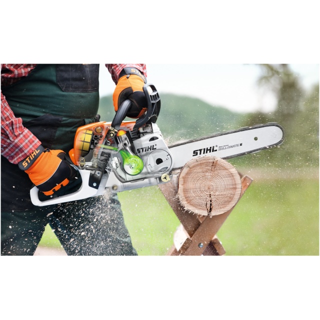 La Motosega MS 231 di STIHL Š una motosega robusta e versatile, ideale per il taglio di legna da ardere e lavori di giardinaggio intensi. Questo...