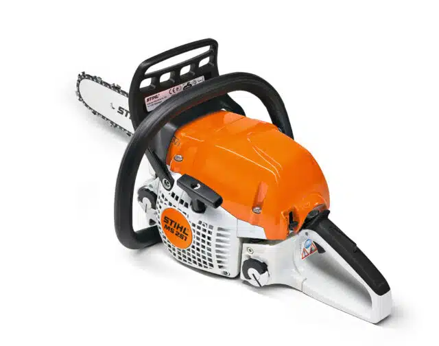 La Motosega MS 251 di STIHL è l'utensile perfetto per chi cerca una motosega a scoppio robusta e affidabile, ideale per il taglio di legna da ardere...