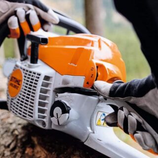 Prodotti in promozione 55 La Motosega MS 261 C-M di STIHL è una motosega a scoppio professionale perfetta per abbattimento e taglio, giardinaggio e lavori forestali. Grazie al...