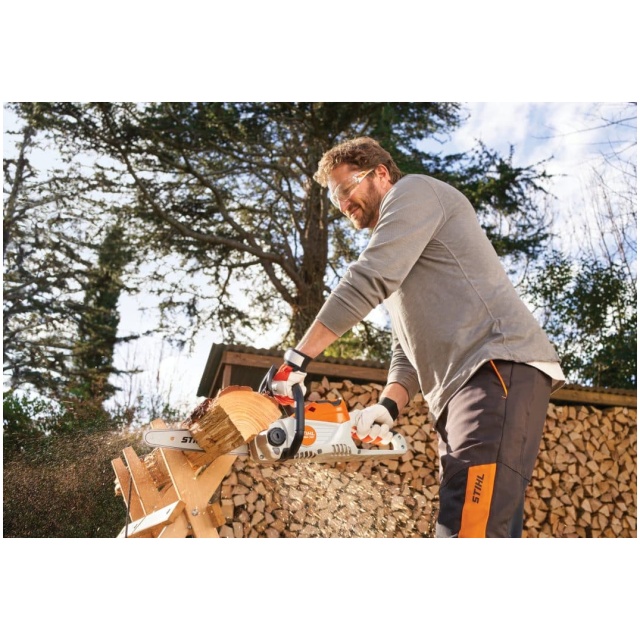 Il KIT motosega a batteria MSA 70 C-B Š composto da batteria AK 30 e caricabatterie AL 101.rn La motosega a batteria MSA 70 C-B della marca STIHL...