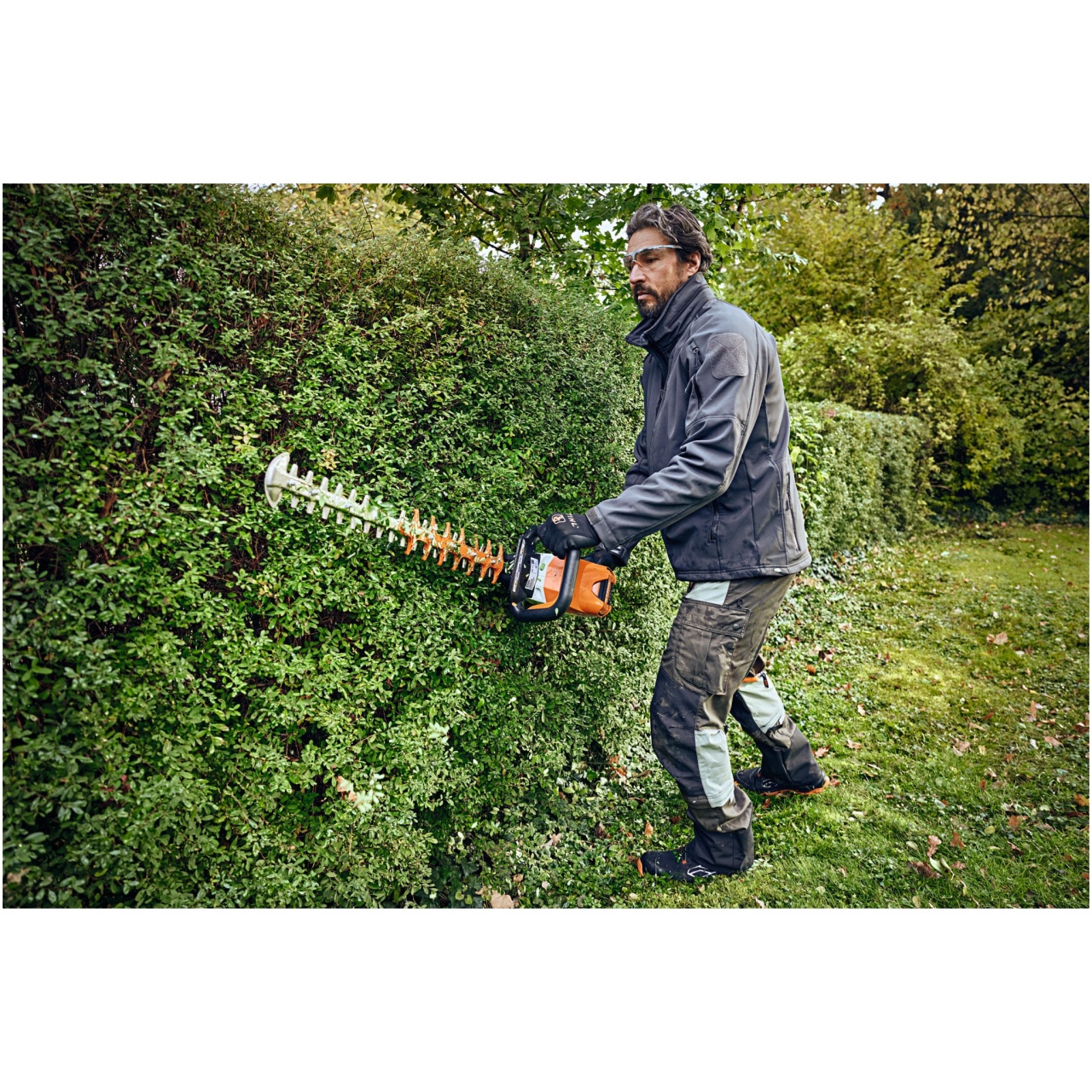 Il Tosasiepi a batteria HSA 100 di STIHL Š un potente strumento professionale pensato per chi desidera effettuare una potatura precisa e veloce,...
