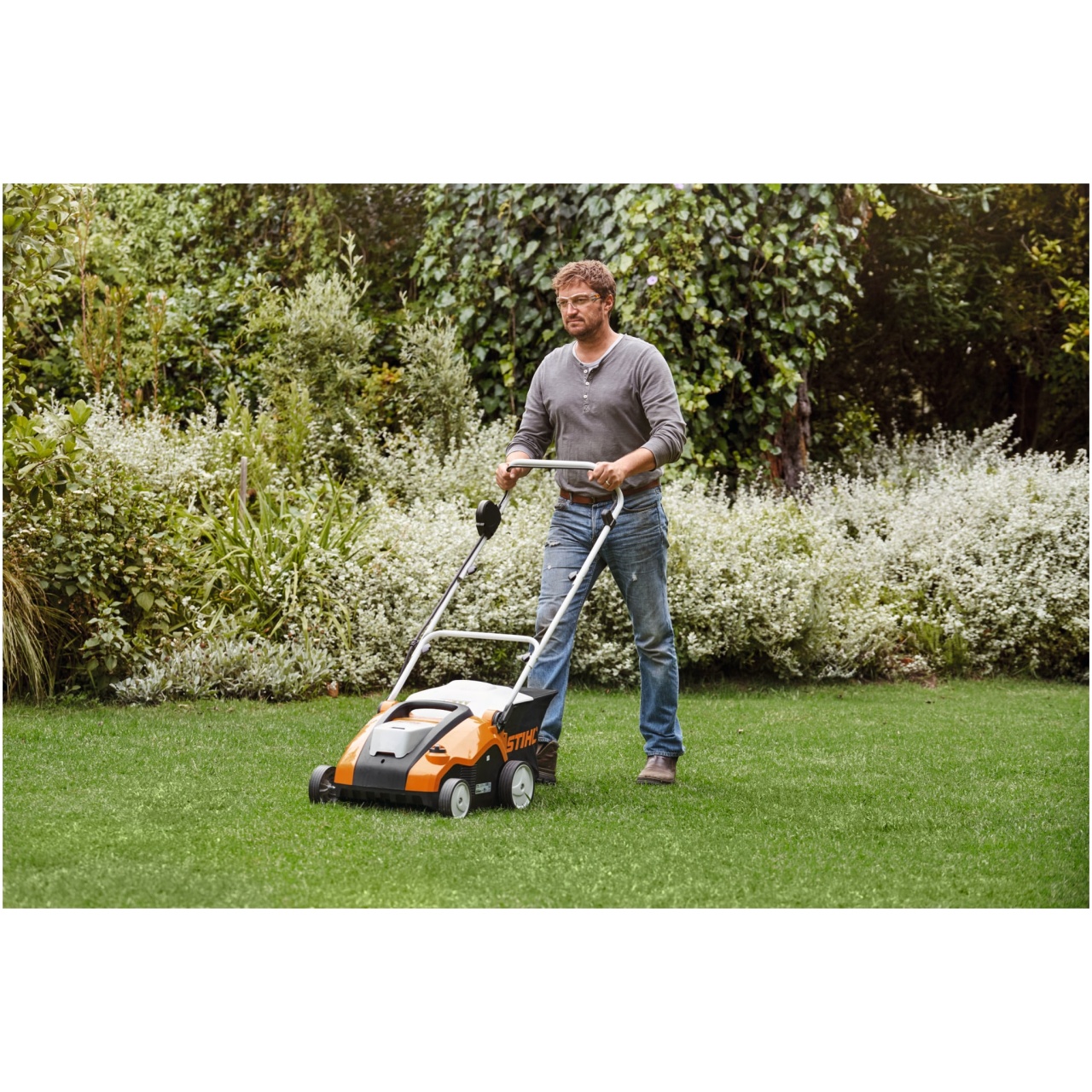 L'Arieggiatore a Batteria STIHL RLA 240  l'attrezzo perfetto per chi desidera mantenere impeccabili prati di piccole dimensioni e dal profilo...