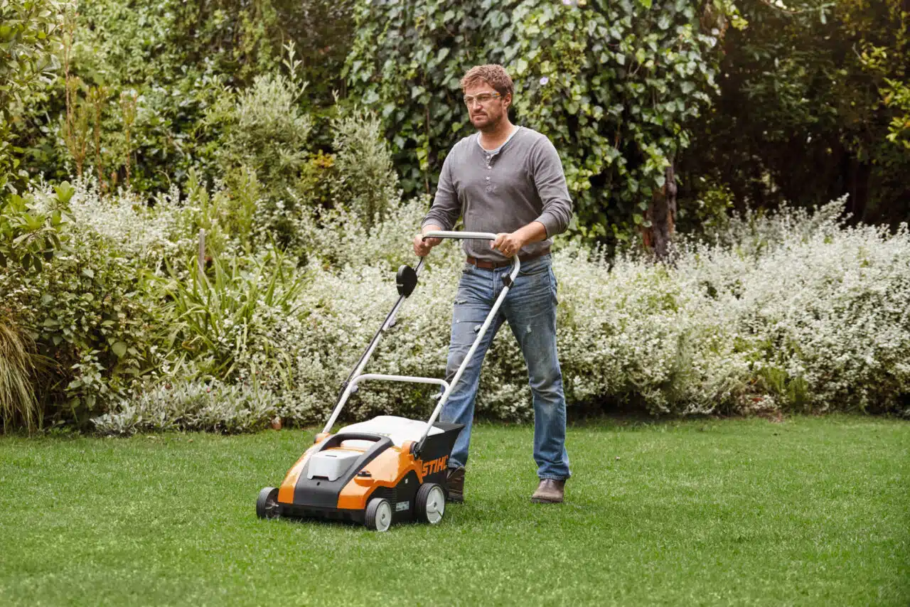 L'Arieggiatore a Batteria STIHL RLA 240 è l'attrezzo perfetto per chi desidera mantenere impeccabili prati di piccole dimensioni e dal profilo...