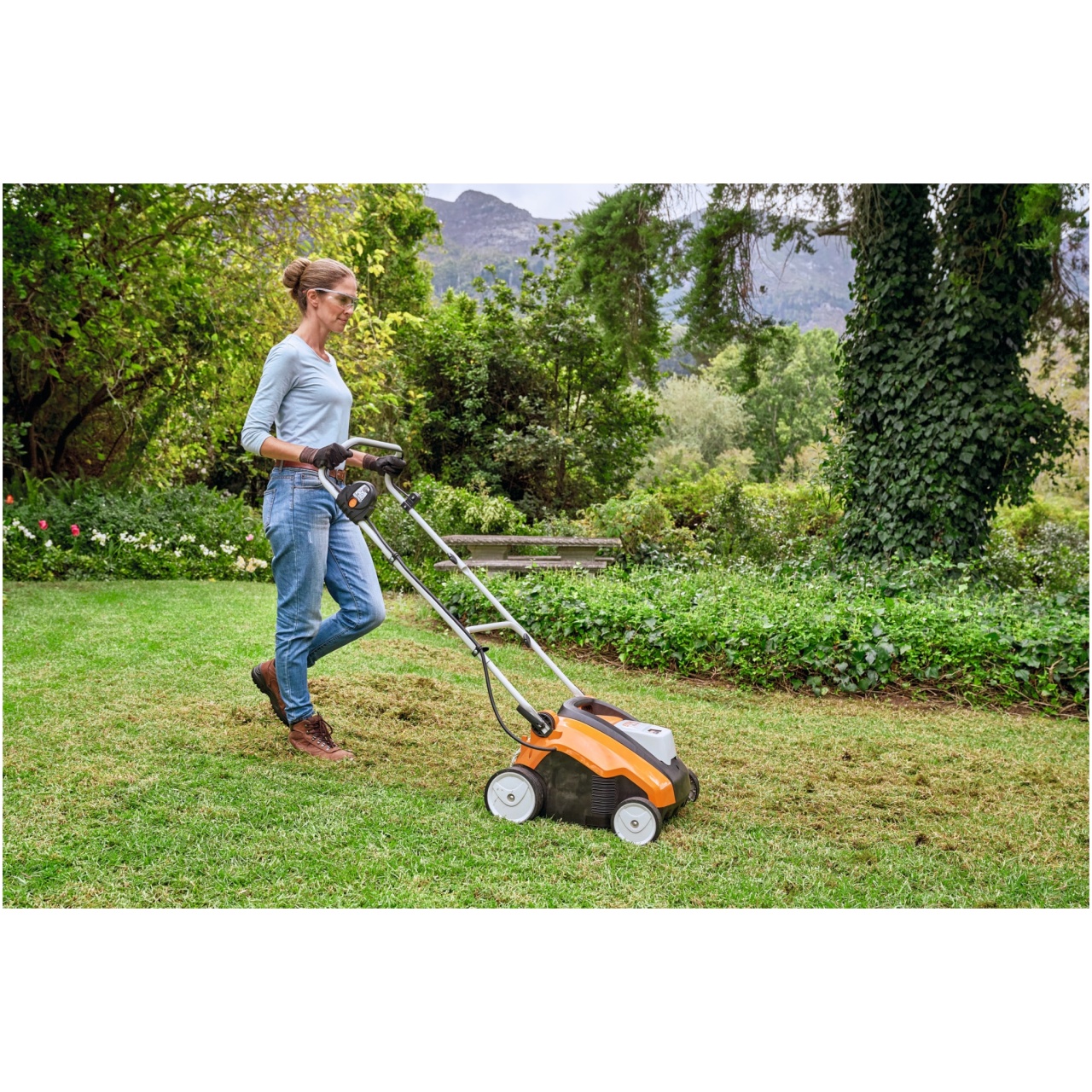 L'Arieggiatore a Batteria STIHL RLA 240  l'attrezzo perfetto per chi desidera mantenere impeccabili prati di piccole dimensioni e dal profilo...