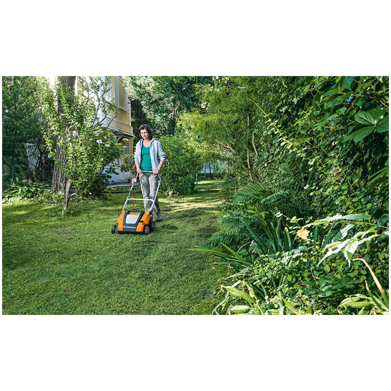 Arieggiatore elettrico RLE 240 di STIHLrn rn L'Arieggiatore elettrico RLE 240 marchiato STIHL Š un potente strumento ideale per la cura di prati...
