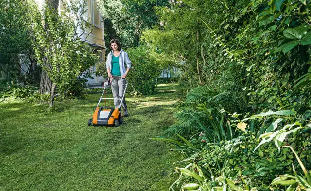 Arieggiatore elettrico RLE 240 di STIHLrn rn L'Arieggiatore elettrico RLE 240 marchiato STIHL è un potente strumento ideale per la cura di prati...