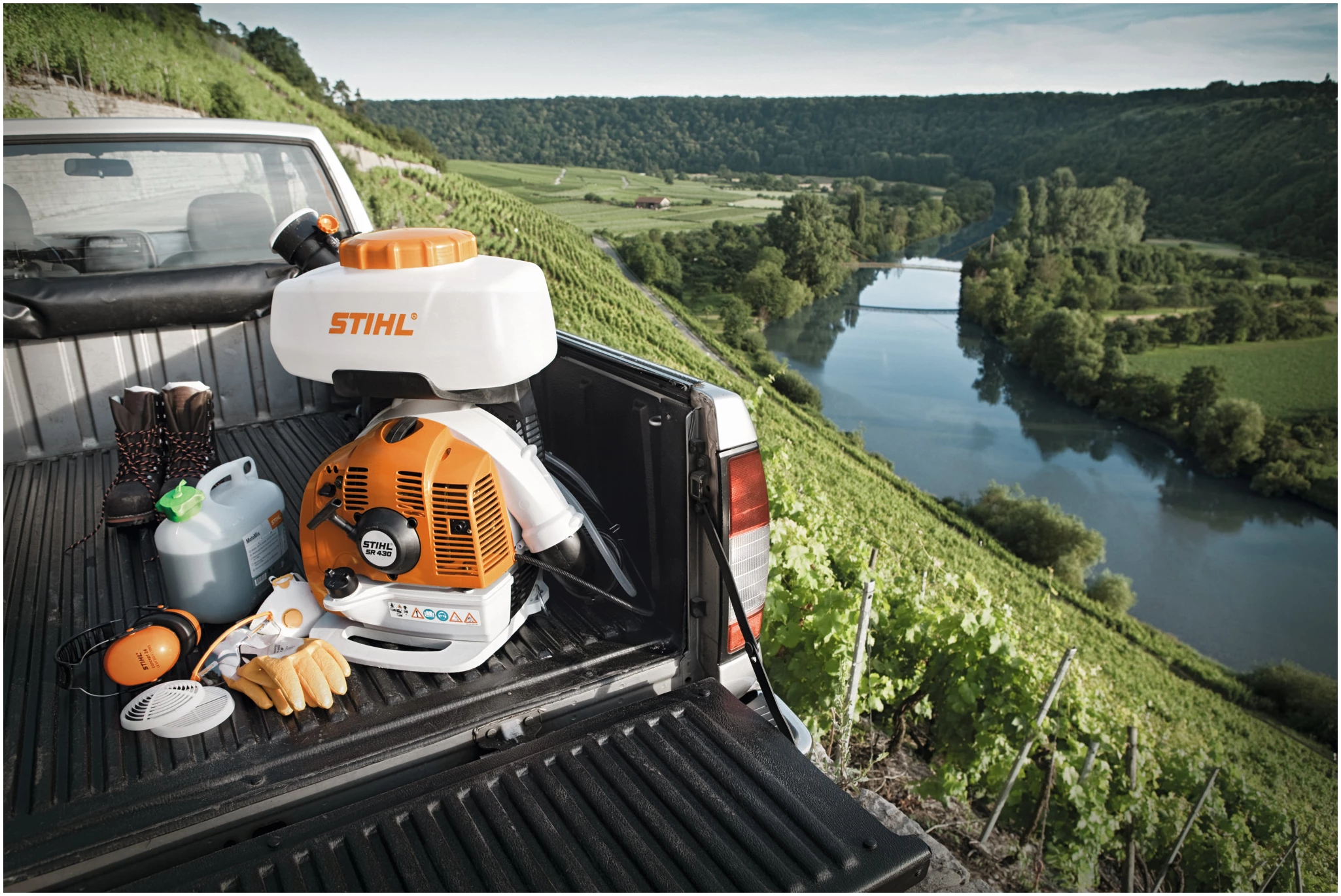 STIHL ATOMIZZATORE SR 430 L'atomizzatore SR 430 di STIHL è un potente dispositivo progettato per applicazioni di irrorazione su ampia scala, perfetto per professionisti e...