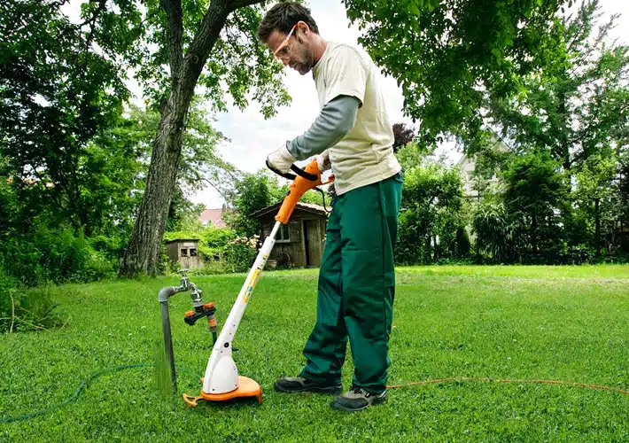 Il Trimmer elettrico FSE 31 della STIHL è un pratico decespugliatore leggero pensato per chi desidera svolgere lavori di giardinaggio e rifinitura...