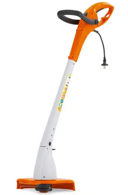 Il Trimmer elettrico FSE 31 della STIHL è un pratico decespugliatore leggero pensato per chi desidera svolgere lavori di giardinaggio e rifinitura...