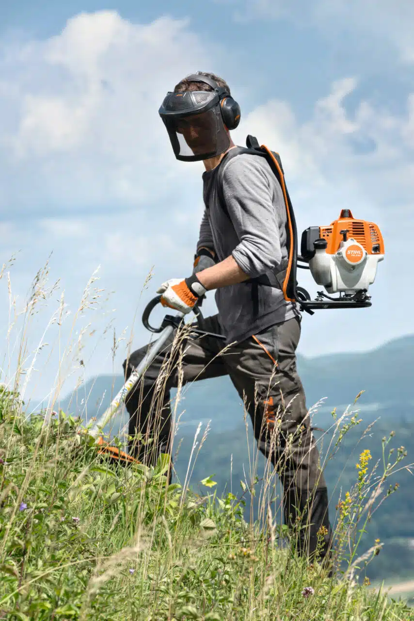 Il Decespugliatore spalleggiato FR 235 di STIHL rappresenta una soluzione ideale per chi cerca un attrezzo efficiente e potente per il giardinaggio e...