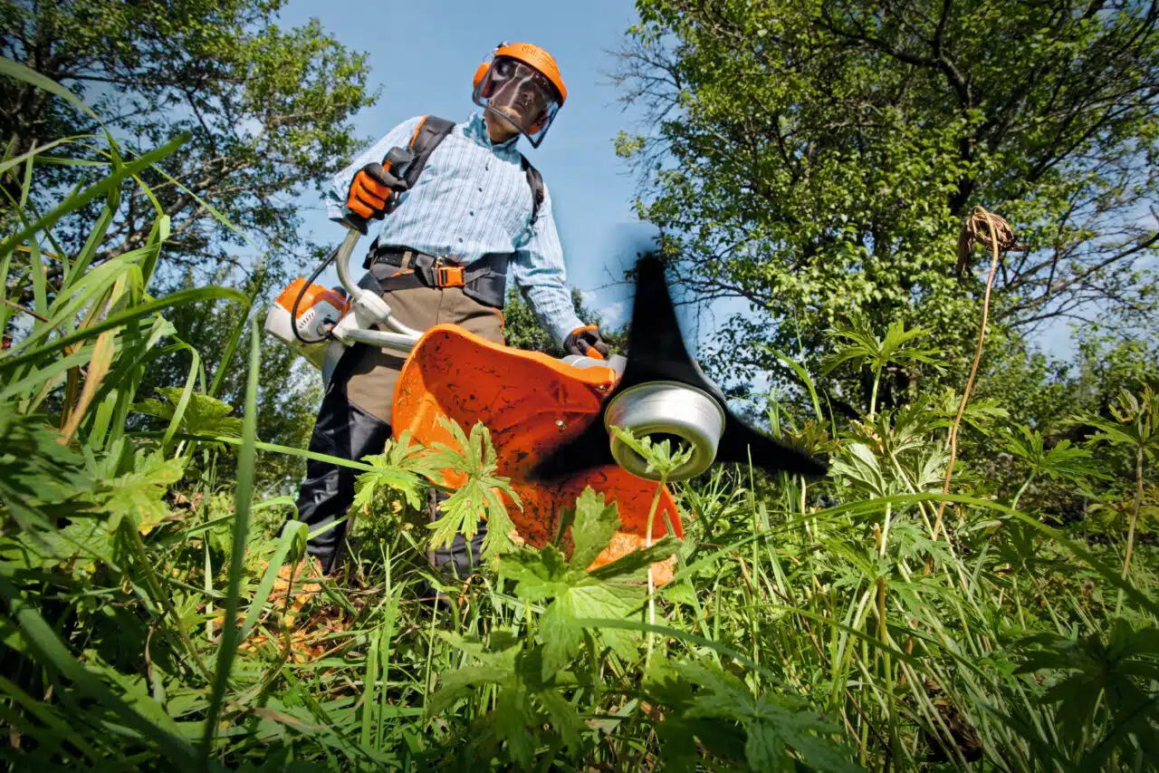 Il Decespugliatore FS 240 di STIHL è un attrezzo professionale potente e affidabile, ideale per lavori di falciatura su superfici impegnative e per...