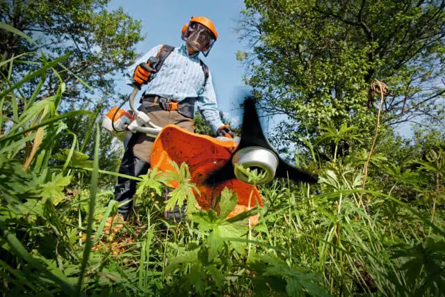 Il Decespugliatore FS 240 di STIHL è un attrezzo professionale potente e affidabile, ideale per lavori di falciatura su superfici impegnative e per...