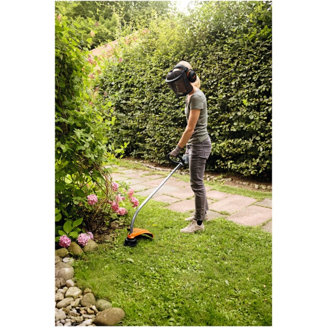 Il Decespugliatore FS 38 di STIHL è la soluzione ideale per i proprietari di giardini che desiderano mantenere in ordine il proprio spazio verde. Con...