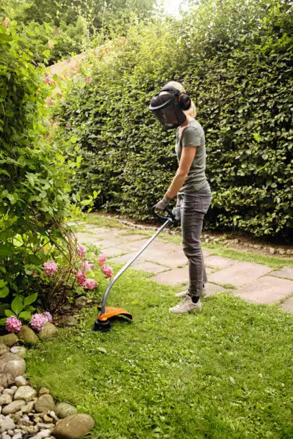 Il Decespugliatore FS 38 di STIHL è la soluzione ideale per i proprietari di giardini che desiderano mantenere in ordine il proprio spazio verde. Con...