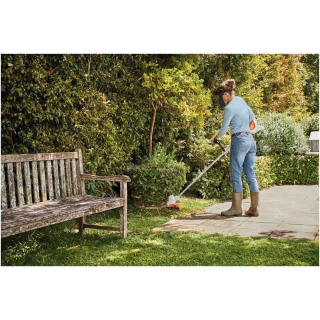 Il Trimmer a batteria FSA 57 di STIHL è un decespugliatore innovativo progettato per garantire massima leggerezza e praticità durante la manutenzione...