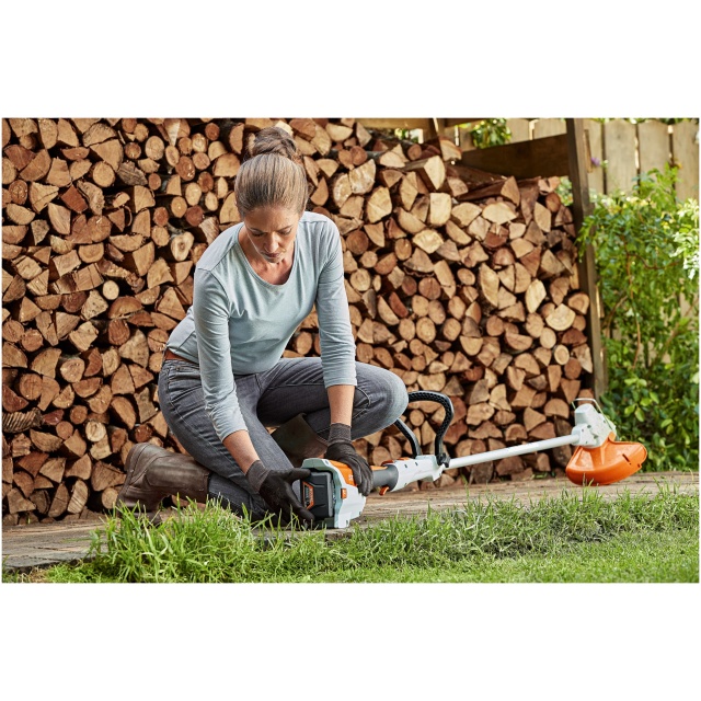 Il Trimmer a batteria FSA 57 di STIHL è un decespugliatore innovativo progettato per garantire massima leggerezza e praticità durante la manutenzione...