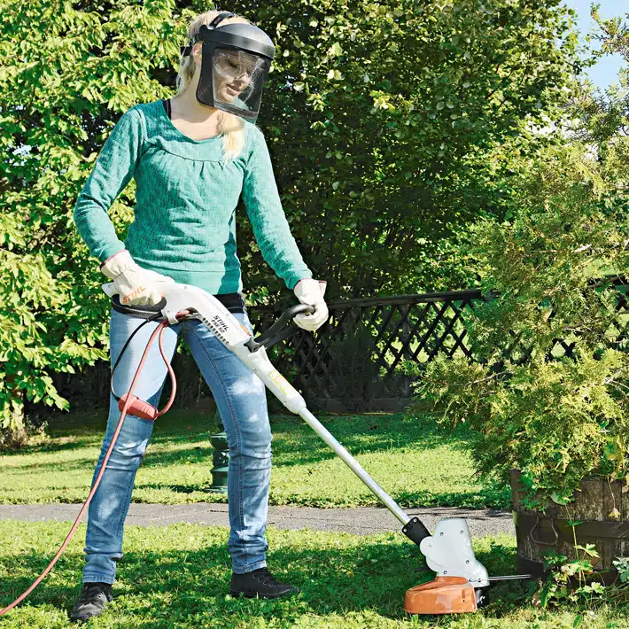 Il Trimmer elettrico FSE 52 di STIHL è un decespugliatore leggero progettato per l'uso domestico e nel giardino. Con un peso esiguo di soli 2,2 kg, è...