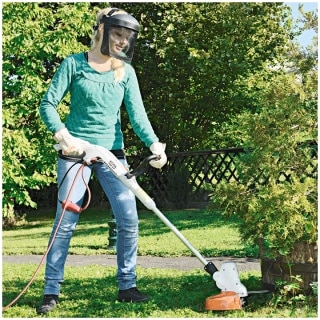 Il Trimmer elettrico FSE 52 di STIHL è un decespugliatore leggero progettato per l'uso domestico e nel giardino. Con un peso esiguo di soli 2,2 kg, è...