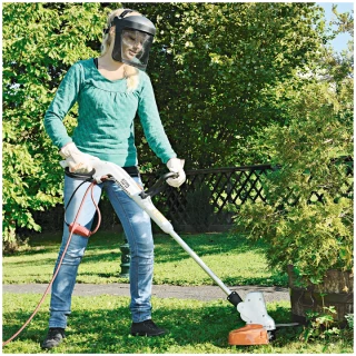 Il Trimmer elettrico FSE 52 di STIHL &egrave; un decespugliatore leggero progettato per l'uso domestico e nel giardino. Con un peso esiguo di soli 2,2 kg, &egrave;...