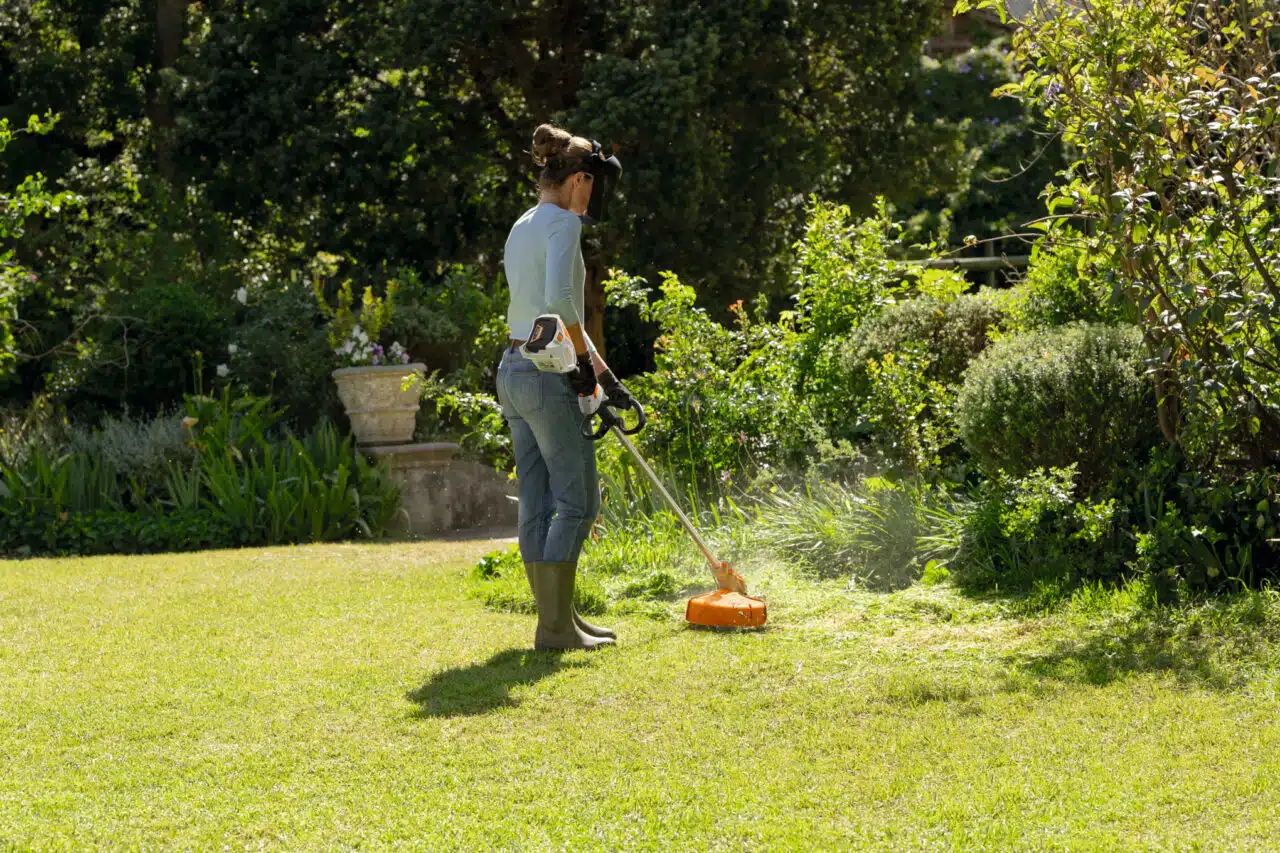 Il Trimmer a batteria FSA 60 R di STIHL è l'attrezzo ideale per la manutenzione di prati e bordure, offerto dalla rinomata marca tedesca...