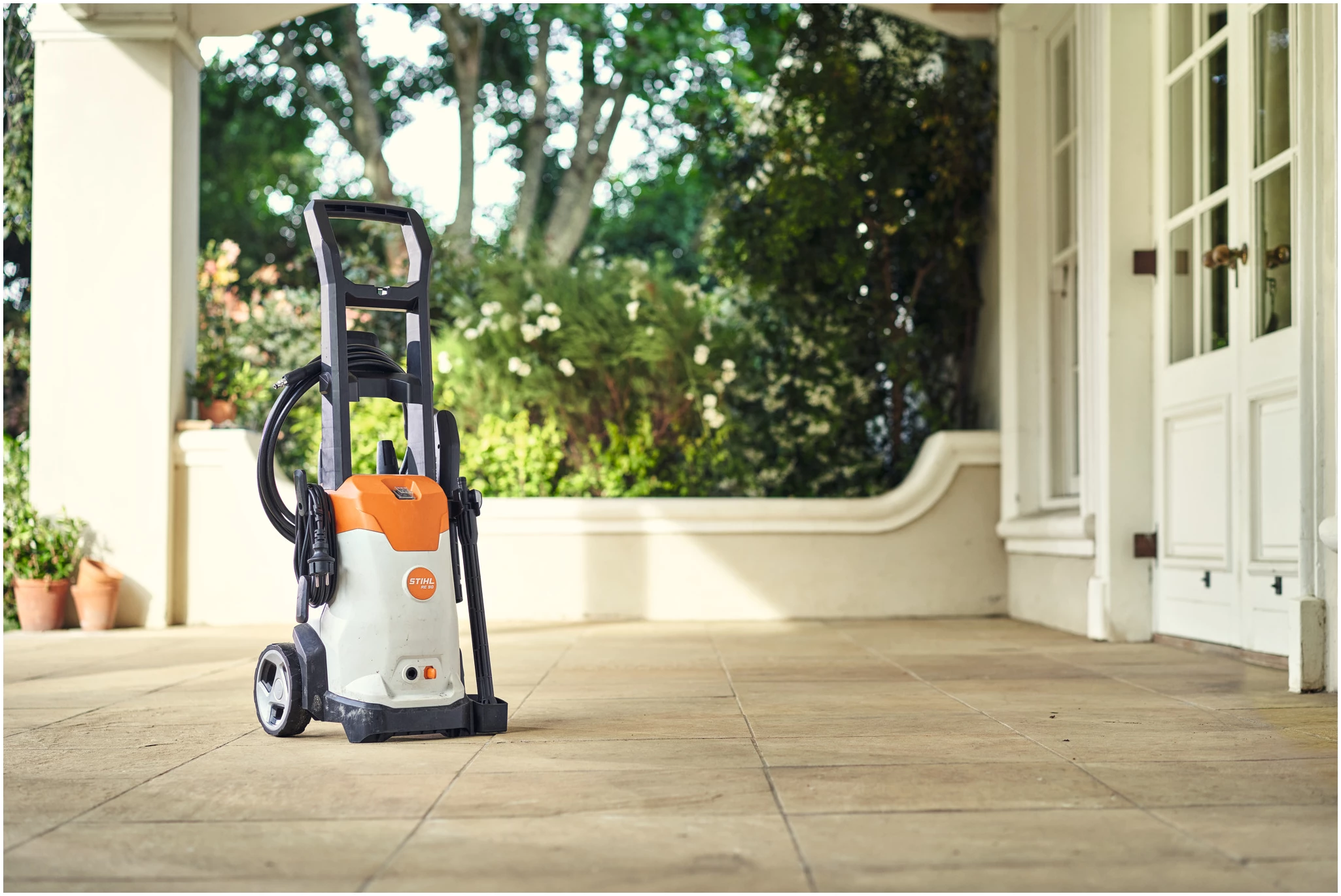 STIHL IDROPULITRICE RE 90 L'idropulitrice RE 90 di STIHL è una soluzione versatile e robusta per la pulizia domestica e del giardino, perfetta per chi cerca un dispositivo...