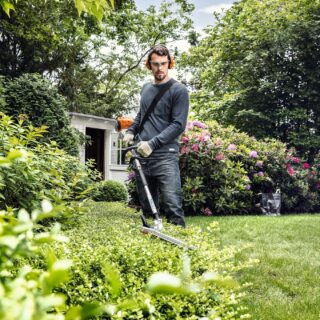 Il Tosasiepi HL-KM 145° di STIHL è un'attrezzatura versatile e robusta, progettata per semplificare anche i lavori di potatura più impegnativi....