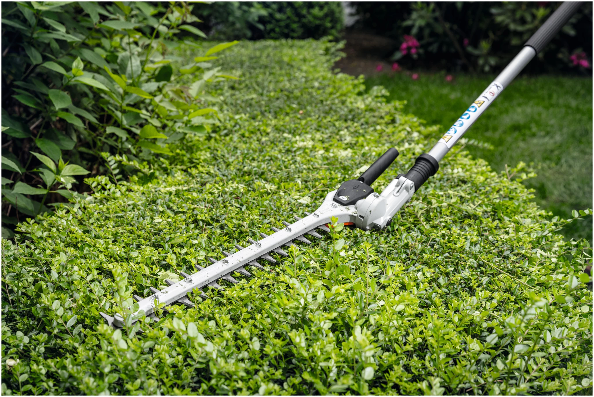 STIHL TOSASIEPI HL-KM 145° Il Tosasiepi HL-KM 145° di STIHL è un'attrezzatura versatile e robusta, progettata per semplificare anche i lavori di potatura più impegnativi....