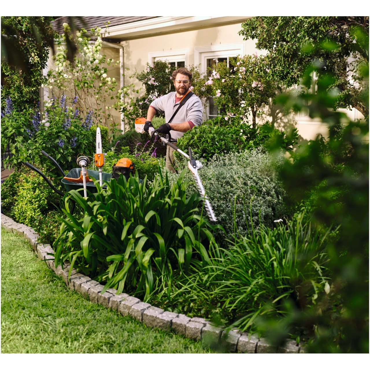Il motore Kombi a batteria KMA 80 R di STIHL rappresenta l'eccellenza in termini di innovazione e prestazioni nel settore dei dispositivi a batteria....