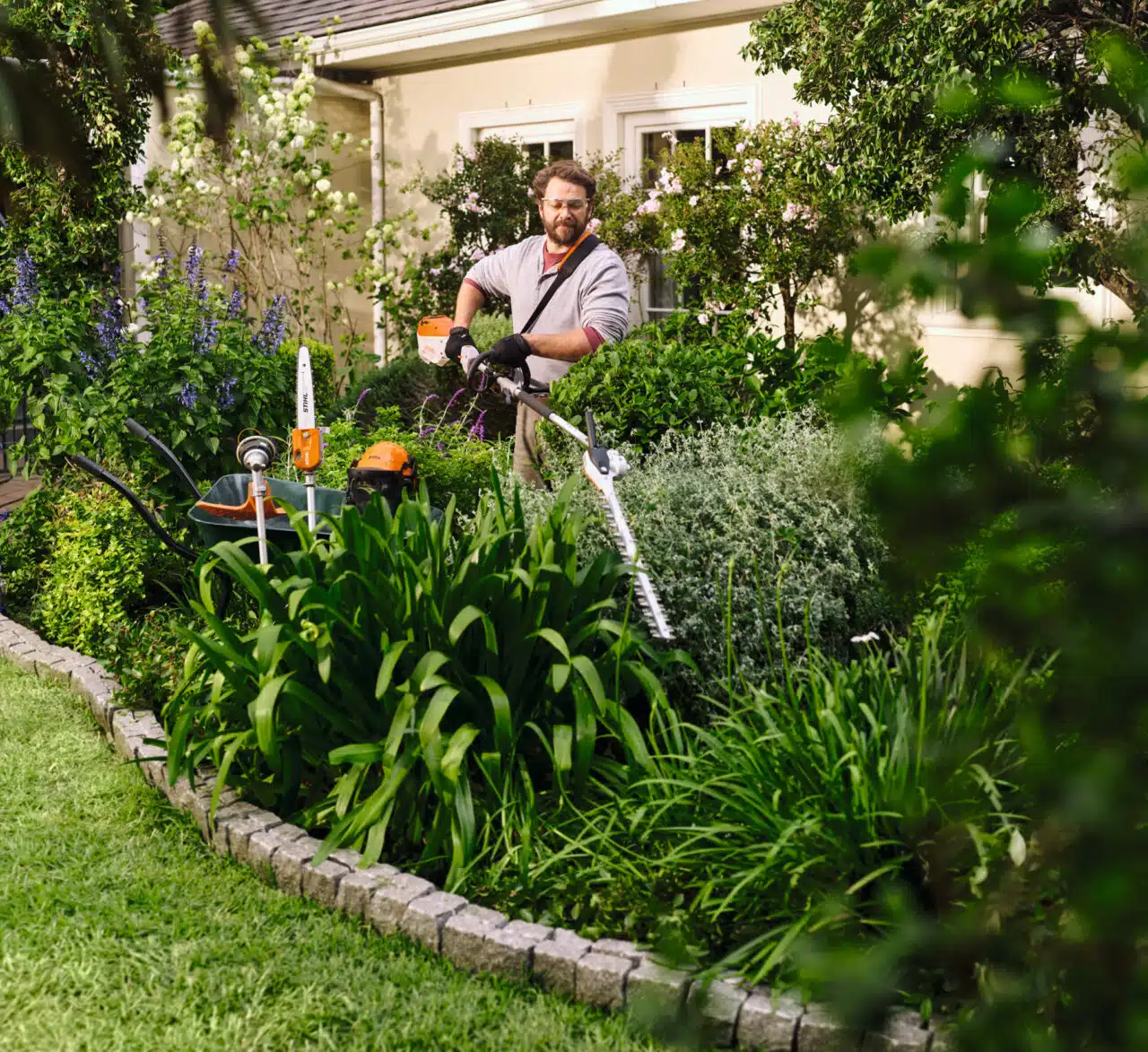 Il motore Kombi a batteria KMA 80 R di STIHL rappresenta l'eccellenza in termini di innovazione e prestazioni nel settore dei dispositivi a batteria....