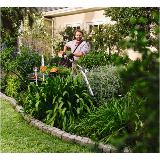 Il motore Kombi a batteria KMA 80 R di STIHL rappresenta l'eccellenza in termini di innovazione e prestazioni nel settore dei dispositivi a batteria....