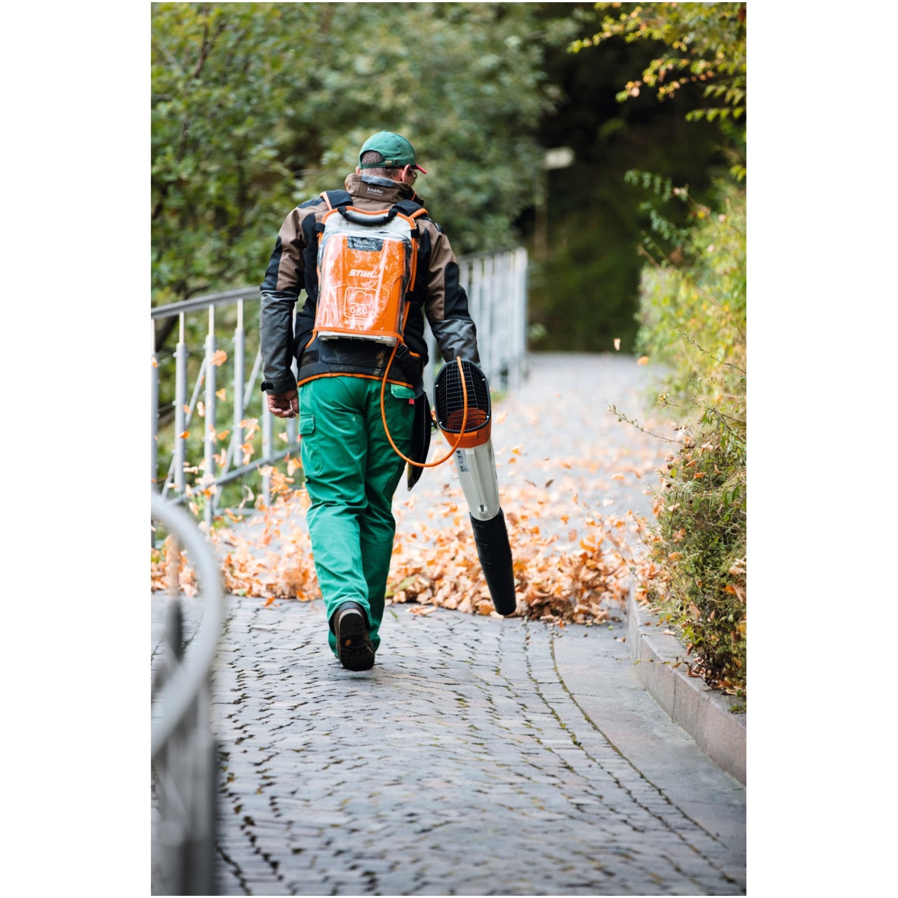 Il Soffiatore a batteria BGA 100 di STIHL è una soluzione all'avanguardia nel campo della pulizia delle aree esterne, ideale per professionisti del...