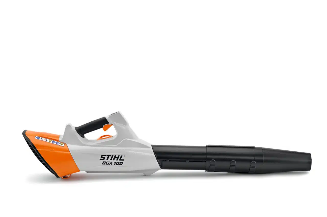 Il Soffiatore a batteria BGA 100 di STIHL è una soluzione all'avanguardia nel campo della pulizia delle aree esterne, ideale per professionisti del...