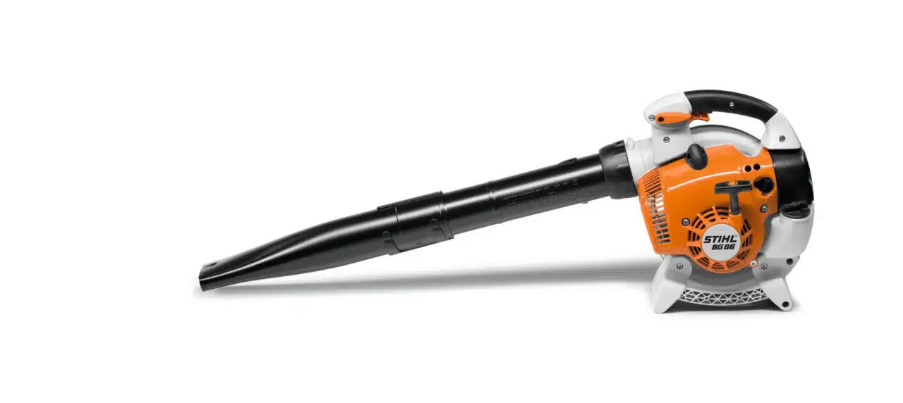 Il soffiatore BG 86 di STIHL è uno strumento ideale per la pulizia di ampie superfici da foglie e erba tagliata, perfetto sia per i proprietari di...