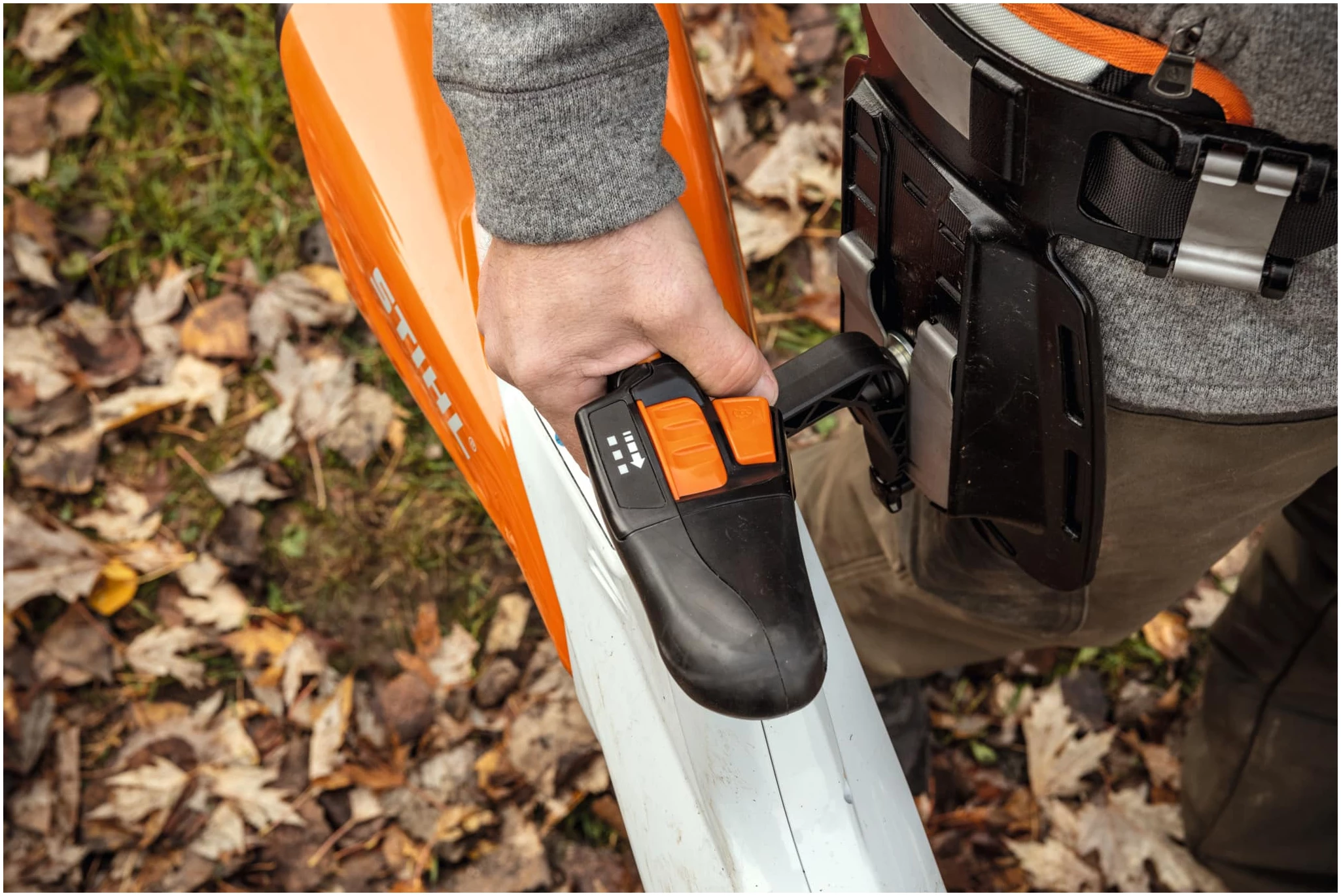 STIHL SOFFIATORE BGA 200 Il soffiatore BGA 200 di STIHL è un prodotto all'avanguardia nel campo dei soffiatori a batteria, ideale per professionisti e utenti che richiedono...