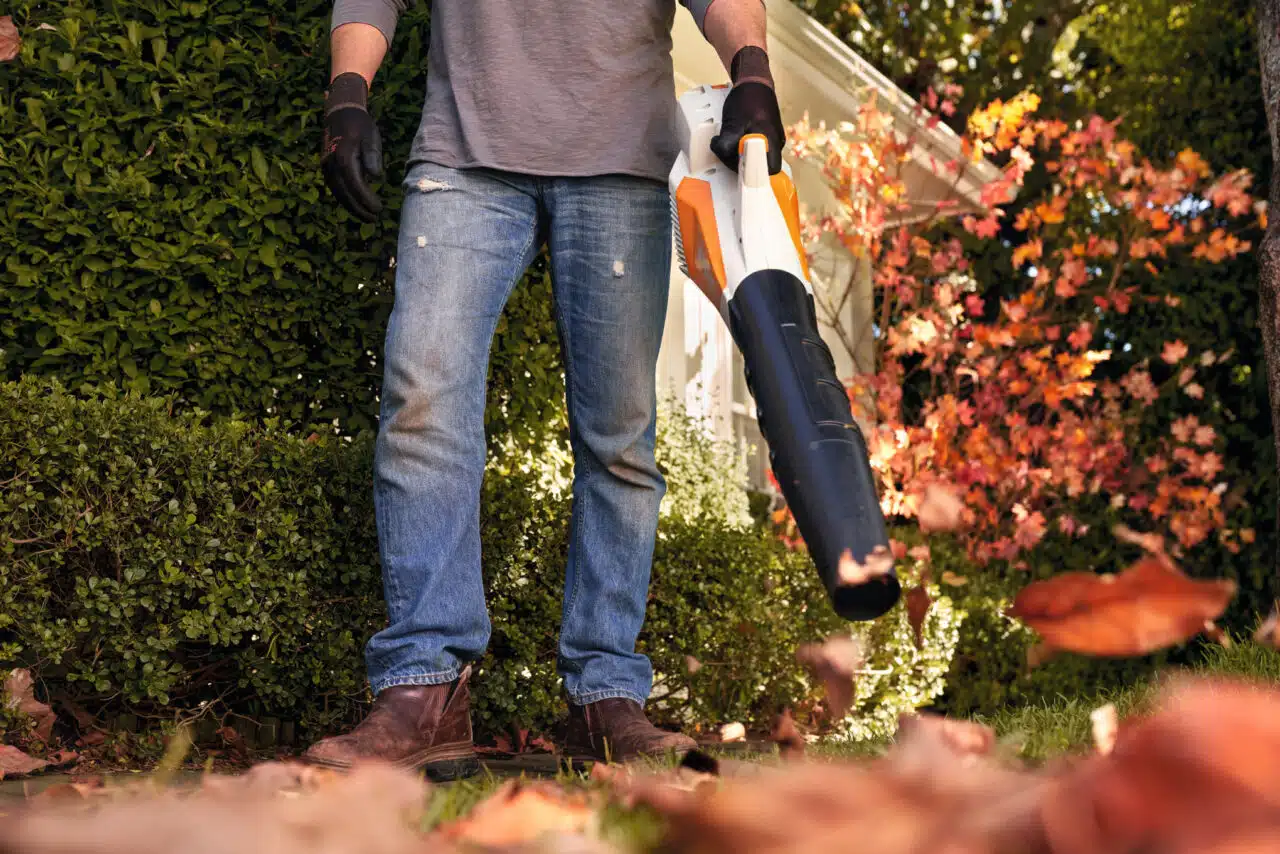 Il soffiatore BGA 57 di STIHL è un dispositivo a batteria versatile ed efficiente, ideale per gli utenti privati che desiderano mantenere pulite...