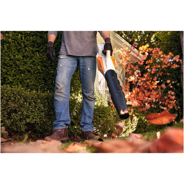 Il soffiatore BGA 57 di STIHL  un dispositivo a batteria versatile ed efficiente, ideale per gli utenti privati che desiderano mantenere pulite...