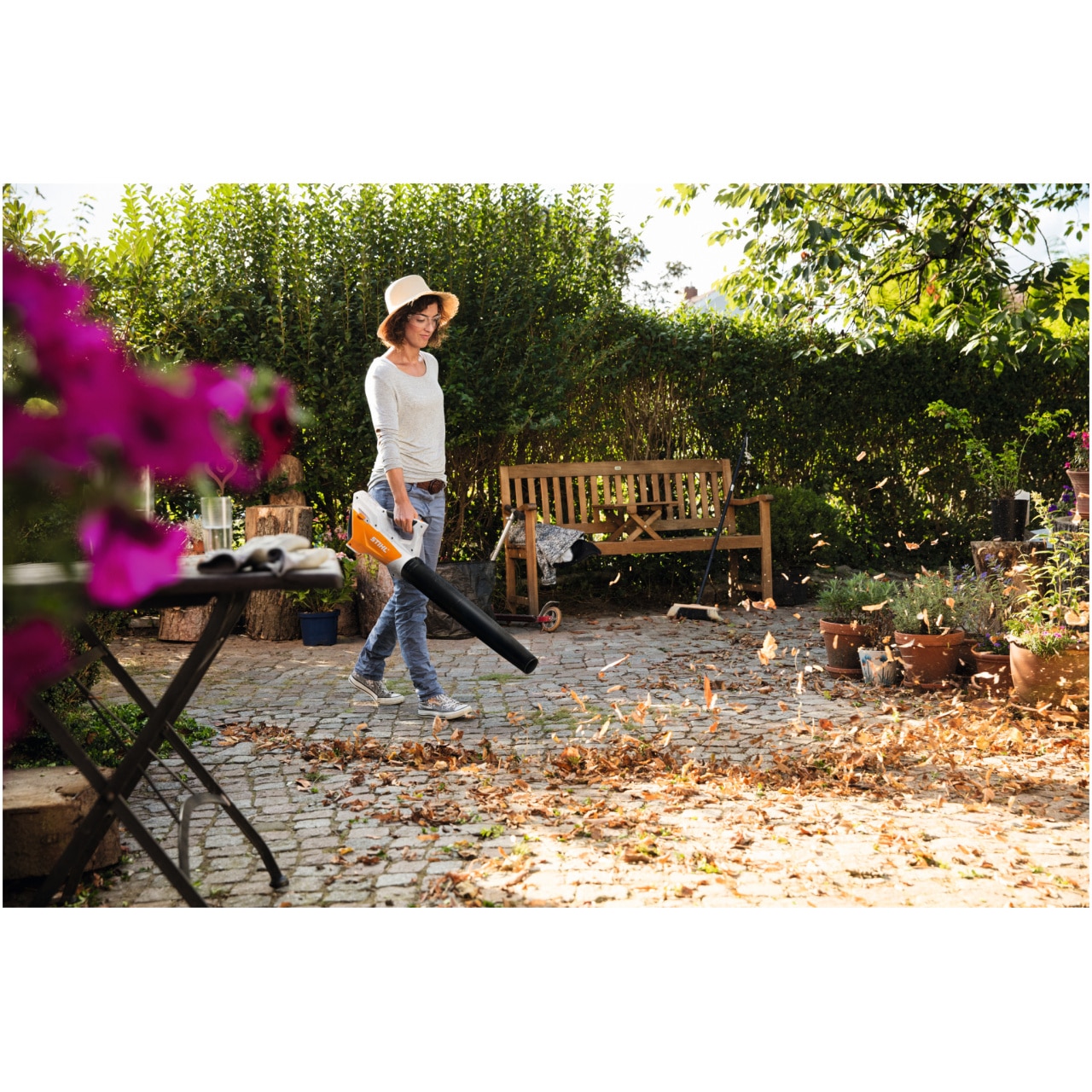 Il modello BGA 45 di STIHL  un soffiatore a batteria progettato per offrire una soluzione pratica ed efficiente nella pulizia di piccoli giardini e...