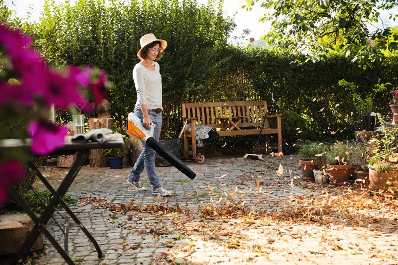 Il modello BGA 45 di STIHL è un soffiatore a batteria progettato per offrire una soluzione pratica ed efficiente nella pulizia di piccoli giardini e...