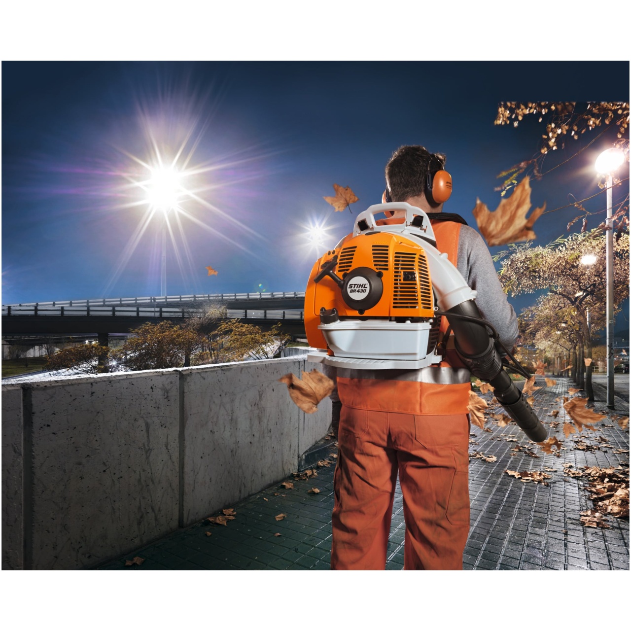 Il BR 430 di STIHL  un soffiatore a scoppio robusto e potente, progettato per professionisti come paesaggisti e addetti alle amministrazioni...